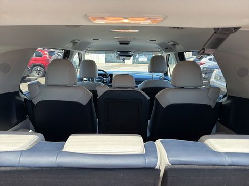 Used 2025 Kia Carnival EX image 6