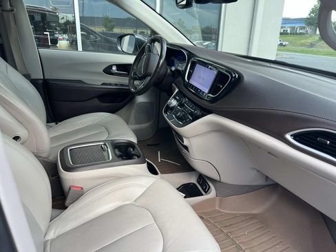 Used 2021 Chrysler Pacifica Touring-L w/ Uconnect Theater Family Group FWD image 12