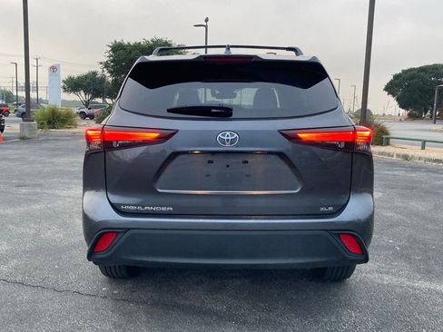 Certified 2024 Toyota Highlander XLE FWD image 6