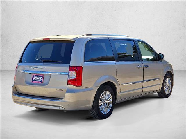 Used 2013 Chrysler Town & Country Limited w/ Luxury Group FWD image 5