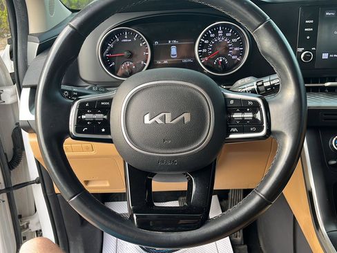 Used 2022 Kia Carnival LX FWD image 13