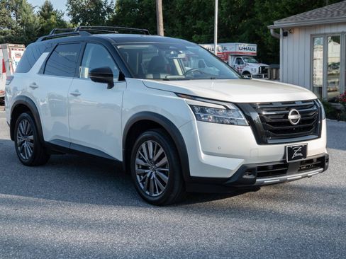 Used 2023 Nissan Pathfinder SL w/ SL Premium Package AWD/4WD image 4