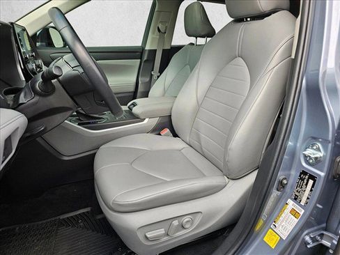 Used 2022 Toyota Highlander XLE AWD/4WD image 24