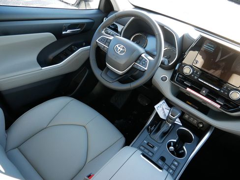Certified 2026 Toyota Highlander XLE image 9