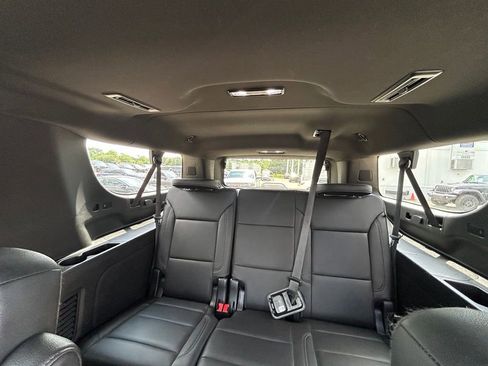 Used 2022 Chevrolet Suburban LT AWD/4WD image 30