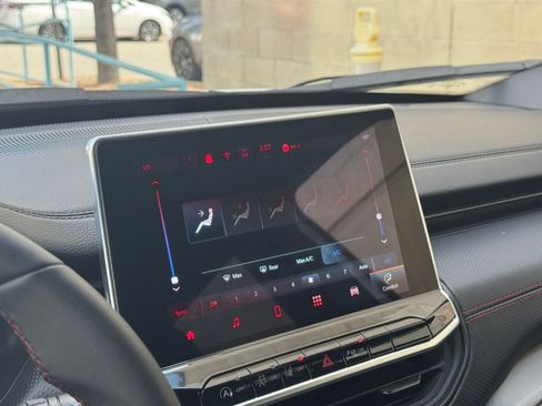 Used 2025 Jeep Compass Trailhawk image 17