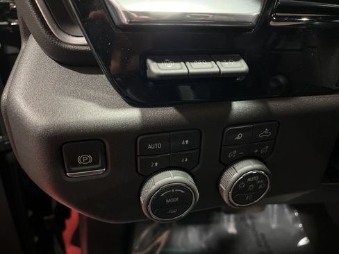 Certified 2025 Chevrolet Silverado 1500 High Country w/ Midnight Edition AWD/4WD image 19
