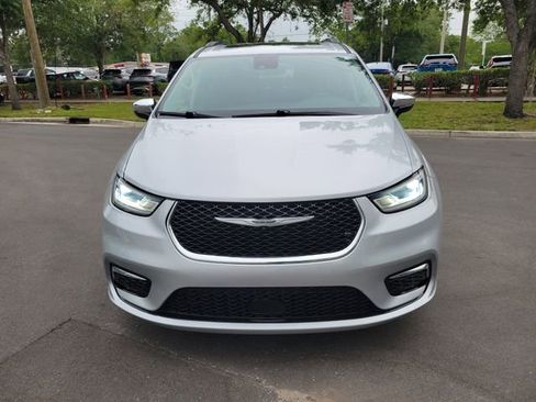 Used 2023 Chrysler Pacifica Limited FWD image 5