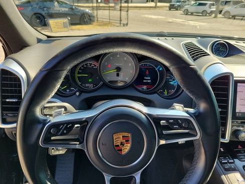 Used 2018 Porsche Cayenne S image 18