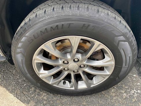 Used 2019 Jeep Cherokee Latitude Plus w/ Cold Weather Group AWD/4WD image 37