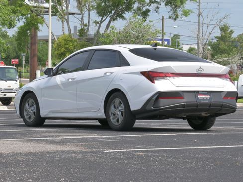 Used 2024 Hyundai Elantra SE FWD image 3