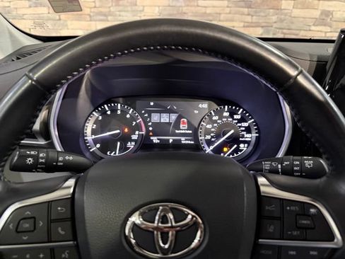 Used 2021 Toyota Highlander XLE AWD/4WD image 15