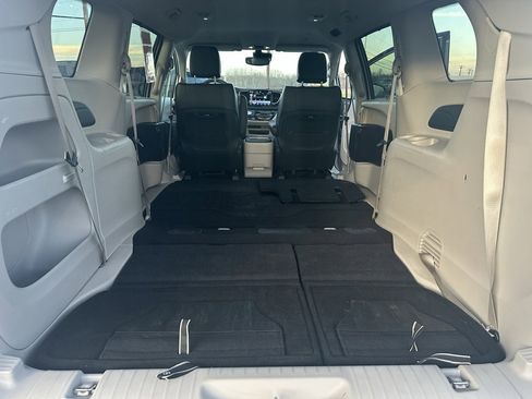 Used 2024 Chrysler Pacifica Touring-L image 8