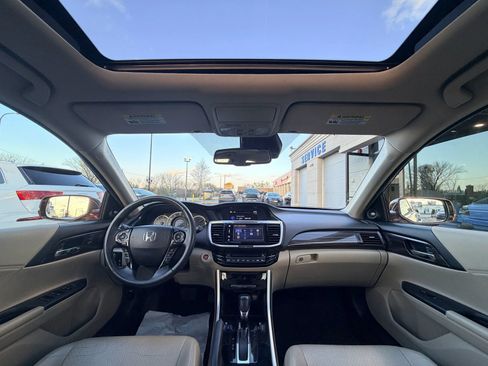 Used 2016 Honda Accord Touring image 12