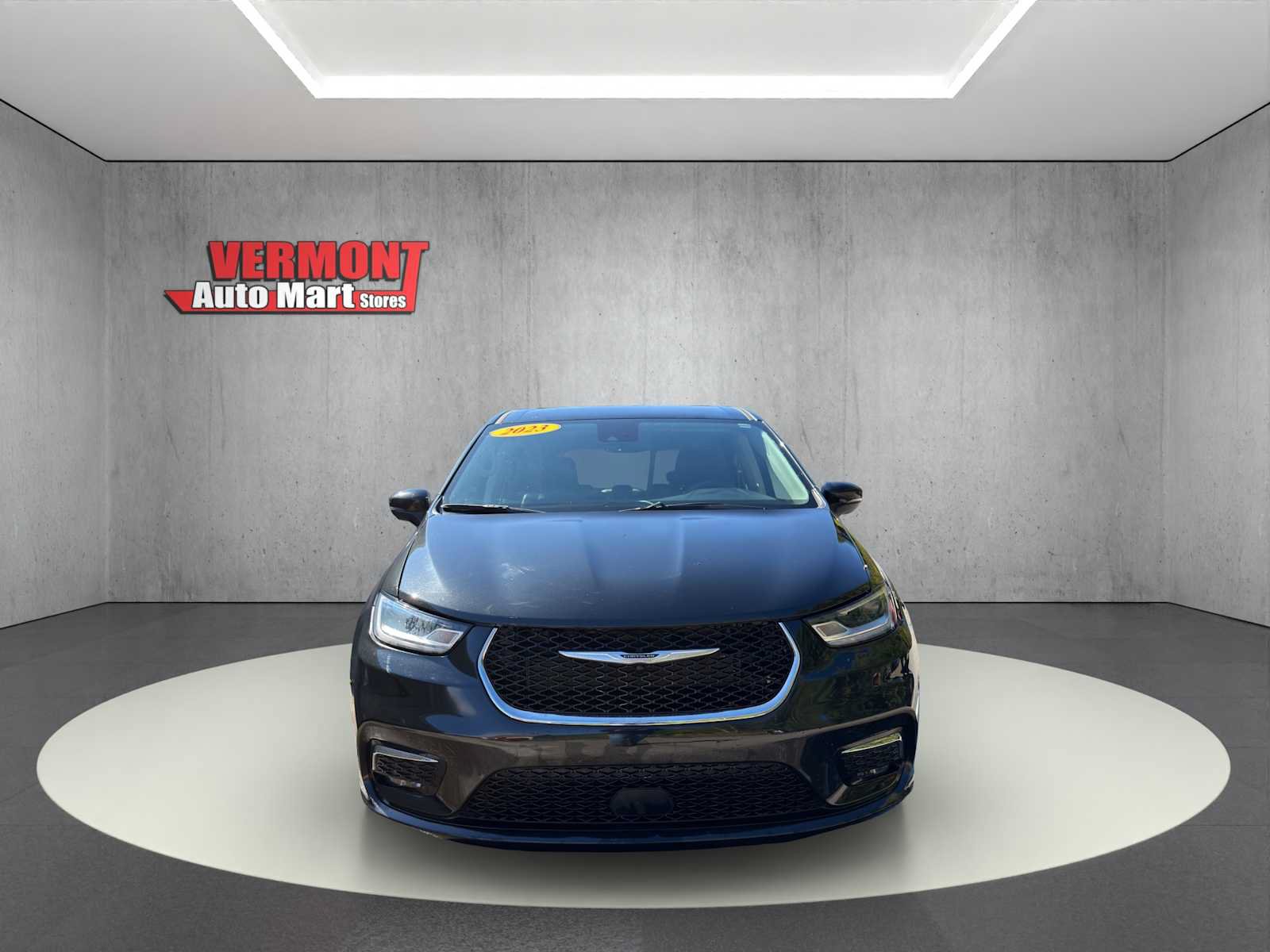 Used 2023 Chrysler Pacifica Touring-L FWD image 2