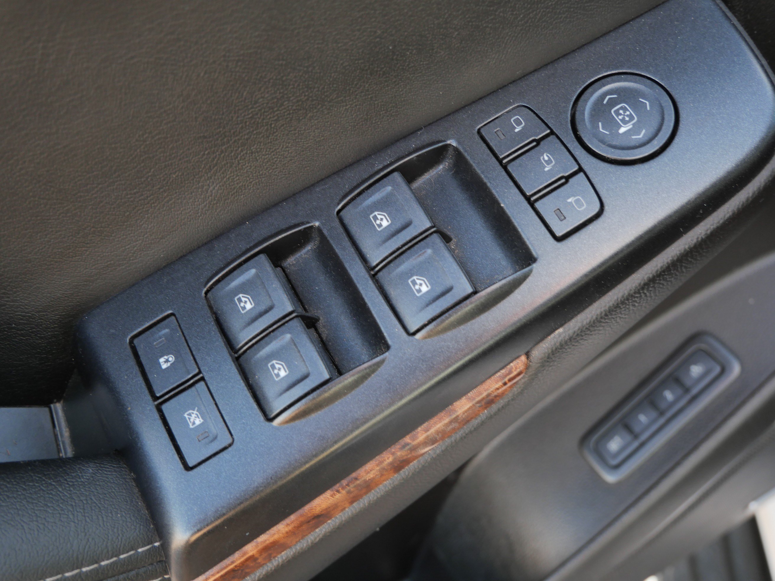 Used 2015 Chevrolet Suburban LTZ AWD/4WD image 26