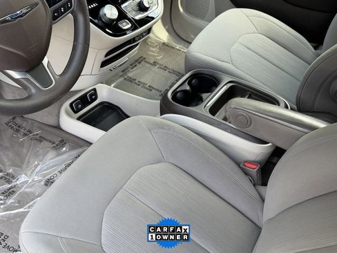 Used 2021 Chrysler Pacifica Touring image 6