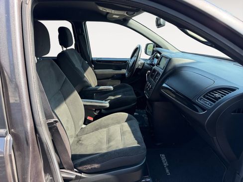 Used 2018 Dodge Grand Caravan SE FWD image 15