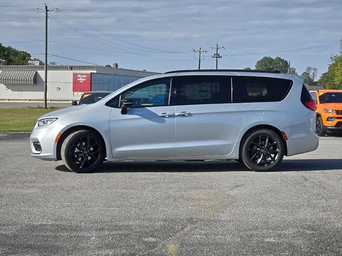 New 2026 Chrysler Pacifica Select w/ S Appearance Package image 4