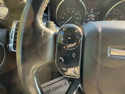 Used 2020 Land Rover Discovery SE image 15