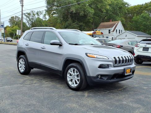 Used 2018 Jeep Cherokee Latitude Plus AWD/4WD image 3