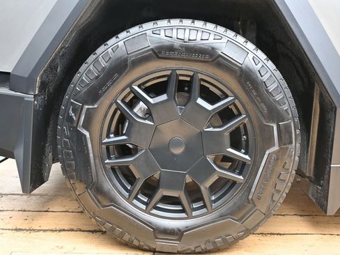 Used 2024 Tesla Cybertruck AWD Crew Cab image 12