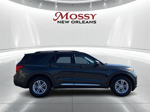 Used 2022 Ford Explorer XLT w/ Equipment Group 202A image 4