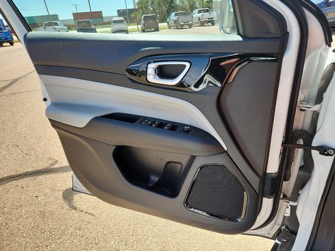 Used 2023 Jeep Compass Limited image 12