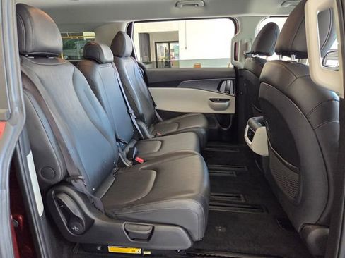 Used 2024 Kia Carnival LX FWD image 18