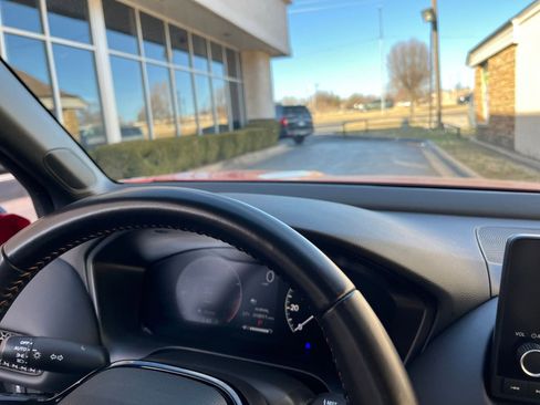 Used 2025 Honda HR-V Sport image 32