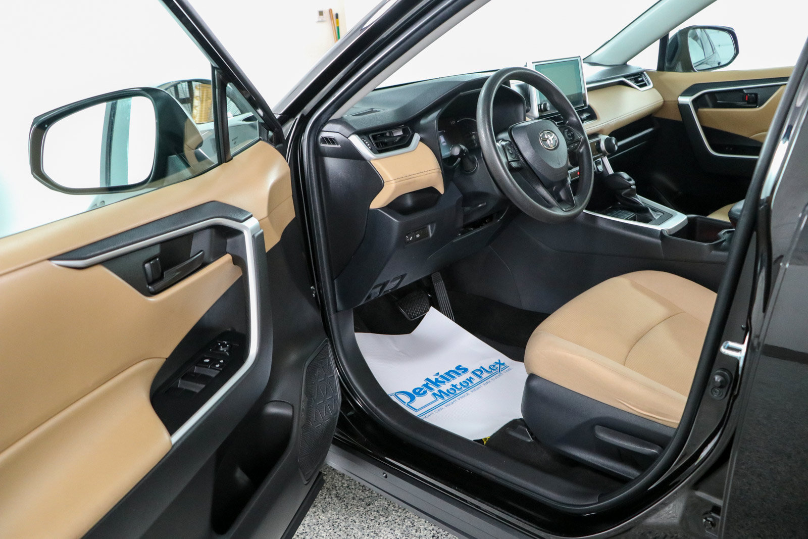 Used 2023 Toyota RAV4 LE AWD/4WD image 3