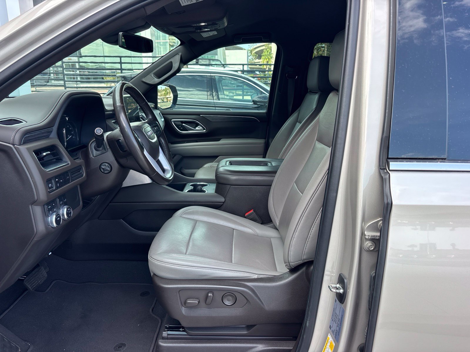 Used 2021 GMC Yukon SLT w/ Rear Media and Nav Package AWD/4WD image 7