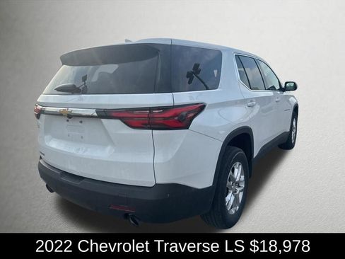 Used 2022 Chevrolet Traverse LS image 3