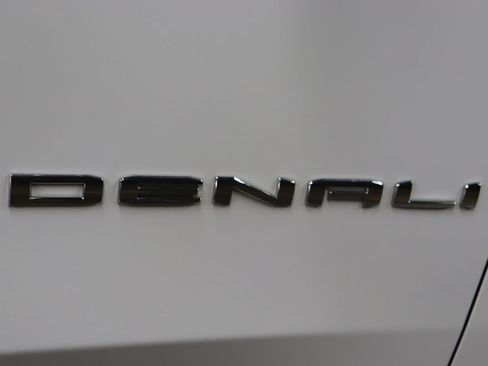 Used 2023 GMC Yukon Denali AWD/4WD image 10