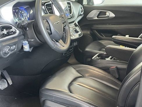 Used 2023 Chrysler Pacifica Touring-L w/ Uconnect Theater Family Group image 17