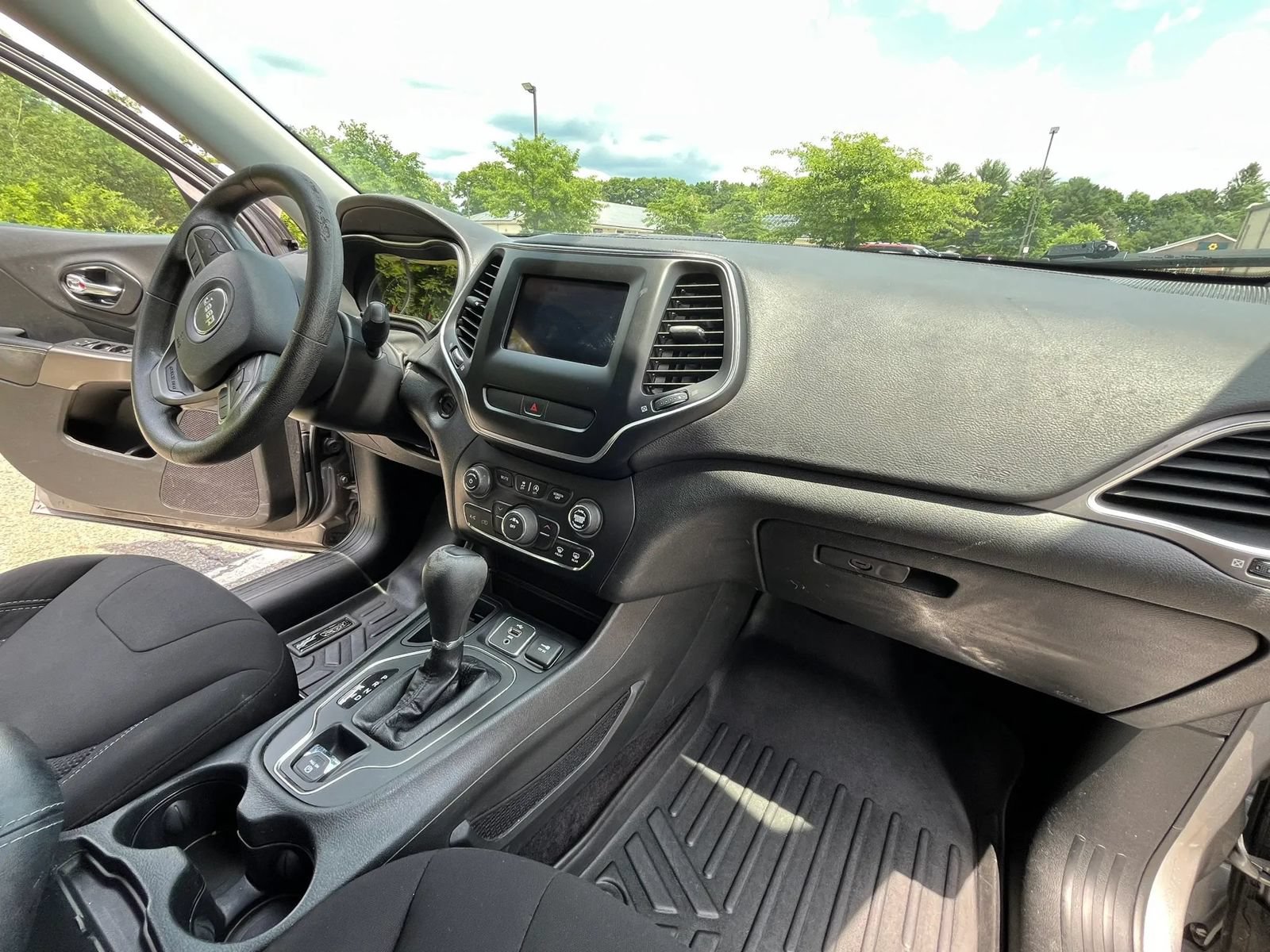 Used 2019 Jeep Cherokee Latitude w/ Popular Appearance Group FWD image 16