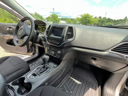 Used 2019 Jeep Cherokee Latitude w/ Popular Appearance Group FWD image 16