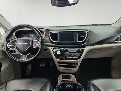 Used 2019 Chrysler Pacifica Touring-L FWD image 27