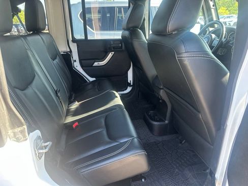 Used 2015 Jeep Wrangler Unlimited Rubicon w/ Connectivity Group AWD/4WD image 25