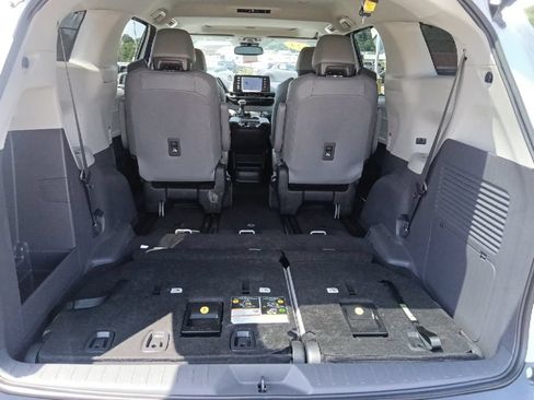 Used 2024 Toyota Sienna Limited FWD image 32