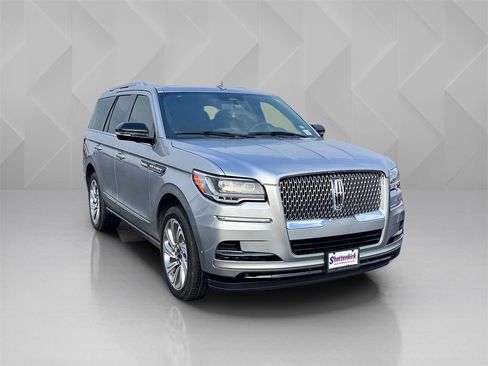 Used 2024 Lincoln Navigator Premiere image 3
