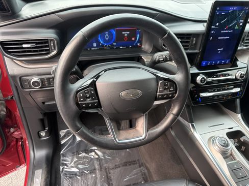 Certified 2022 Ford Explorer Platinum w/ Equipment Group 601A AWD/4WD image 18