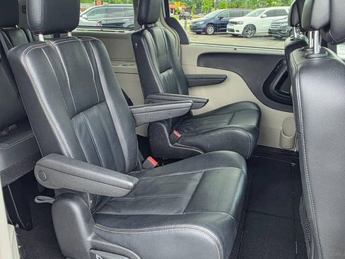 Used 2016 Chrysler Town & Country Touring FWD image 18