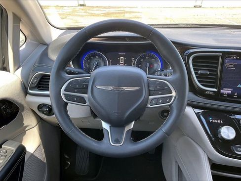 Used 2023 Chrysler Pacifica Limited image 10