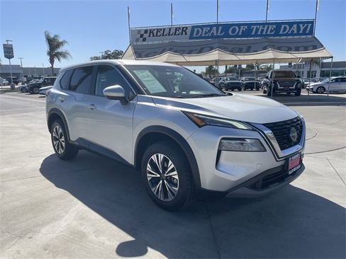 Used 2023 Nissan Rogue SV image 2