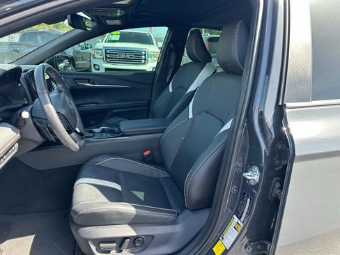 Used 2025 Toyota Camry SE image 9