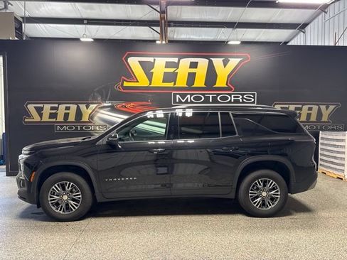 Used 2026 Chevrolet Traverse LT AWD/4WD image 2