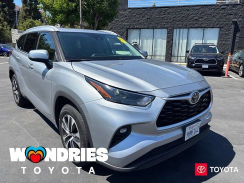 Used 2022 Toyota Highlander XLE FWD image 1