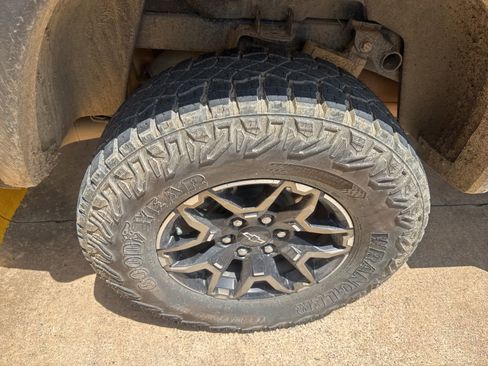 Used 2024 Chevrolet Colorado ZR2 w/ Safety Package AWD/4WD image 15