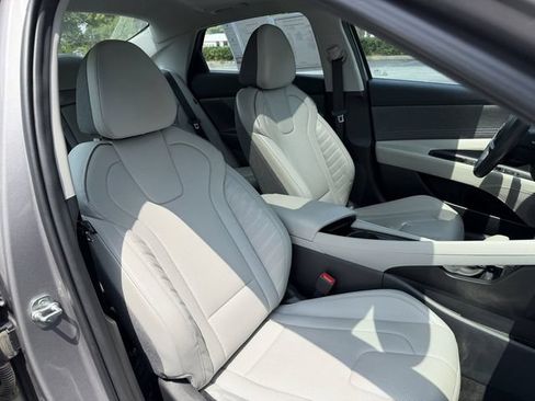 Used 2024 Hyundai Elantra Limited FWD image 32